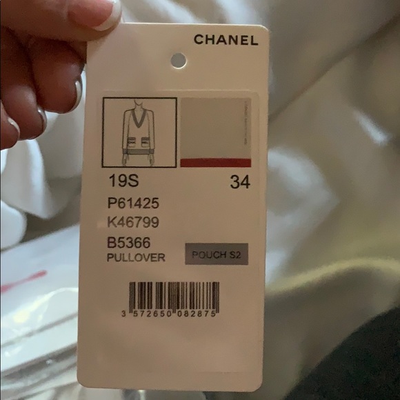 Chanel 2019 red and white sweater w Logo - Picture 6 of 7